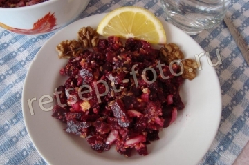Салат из свеклы с сухариками и льняными семечками