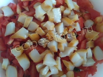 Диетический летний салат с копченым кальмаром и рисом
