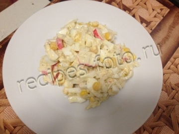 Диетический салат с кукурузой и крабовыми палочками
