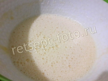 Торт с ягодным бисквитом, сгущенкой и кремом из шоколадных конфет
