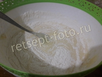 Торт с ягодным бисквитом, сгущенкой и кремом из шоколадных конфет