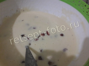 Торт с ягодным бисквитом, сгущенкой и кремом из шоколадных конфет