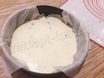 Торт с ягодным бисквитом, сгущенкой и кремом из шоколадных конфет