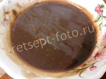 Торт с ягодным бисквитом, сгущенкой и кремом из шоколадных конфет
