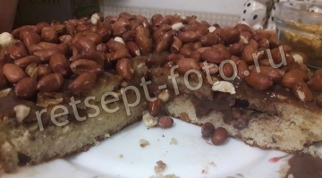 Торт с ягодным бисквитом, сгущенкой и кремом из шоколадных конфет