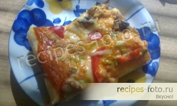 Домашняя пицца с курицей и сыром