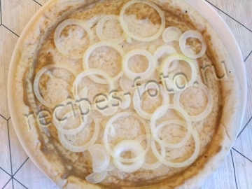 Домашняя пицца с сосисками и сыром