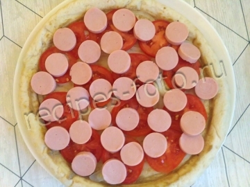 Домашняя пицца с сосисками и сыром