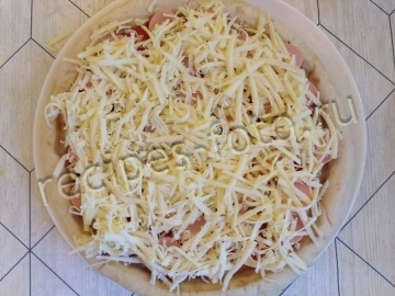 Домашняя пицца с сосисками и сыром
