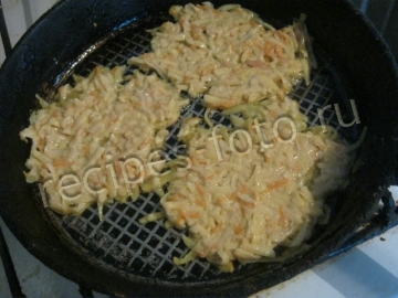 Драники картофельные с морковью без лука