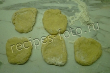 Дрожжевой пирог с яблоками и корицей в духовке