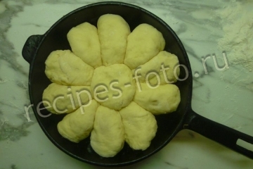 Дрожжевой пирог с яблоками и корицей в духовке