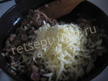 Дрожжевой пирог с лесными грибами и сыром
