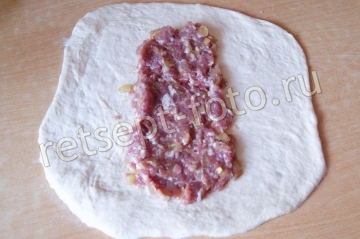 Дрожжевой пирог с мясом и яйцом