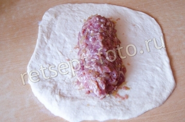 Дрожжевой пирог с мясом и яйцом