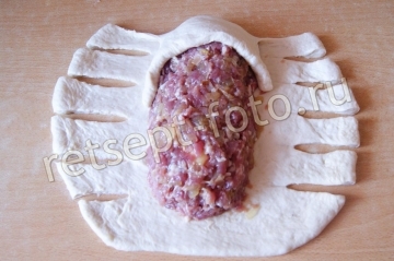 Дрожжевой пирог с мясом и яйцом