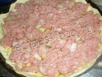 Дрожжевой пирог с мясом и картошкой