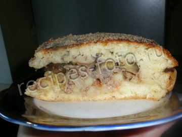 Дрожжевой пирог с мясом и картошкой