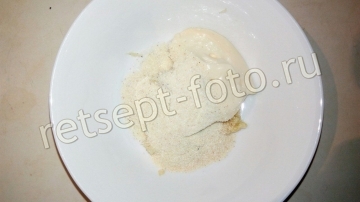 Фаршированный карась с чесноком на сковороде