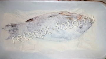 Фаршированный карась с чесноком на сковороде