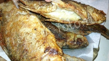 Фаршированный карась с чесноком на сковороде
