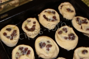 Французские булочки с изюмом и заварным кремом