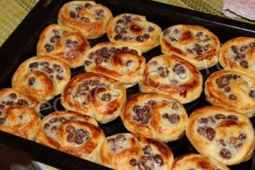 Французские булочки с изюмом и заварным кремом