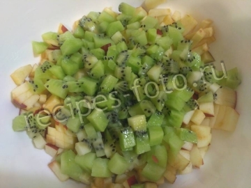 Фруктовый салат с бананом и йогуртом