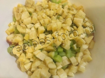 Фруктовый салат с бананом и йогуртом