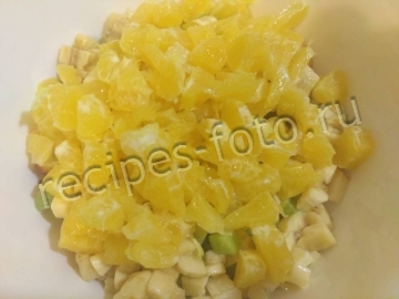 Фруктовый салат с бананом и йогуртом