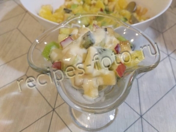 Фруктовый салат с бананом и йогуртом