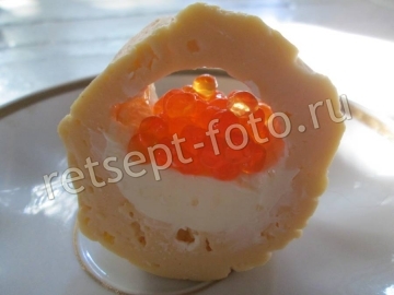 Фуршетная закуска с красной икрой и сыром