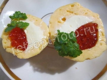Фуршетная закуска с красной икрой и сыром