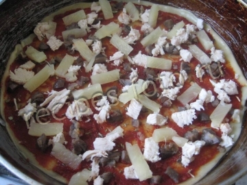 Гавайская пицца с ананасами, курицей и грибами