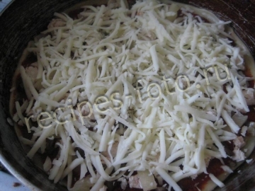 Гавайская пицца с ананасами, курицей и грибами