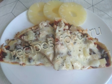 Гавайская пицца с ананасами, курицей и грибами
