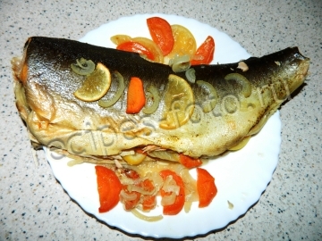 Сочная горбуша в духовке запеченная целиком с морковью, луком и лимоном