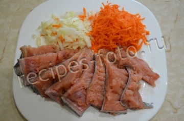 Горбуша запеченная в мультиварке с морковью и луком