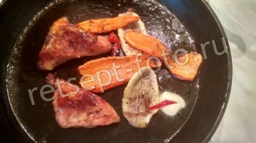 Горячая сковородка с мясом и овощами