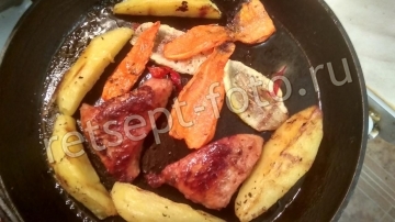 Горячая сковородка с мясом и овощами