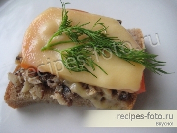 Горячие бутерброды со шпротами, сыром и помидорами запеченные в духовке