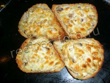 Горячие бутерброды с грибами и сыром