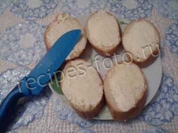 Горячие бутерброды с грибами, сыром и помидорами