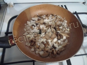 Горячие бутерброды с грибами, сыром и помидорами