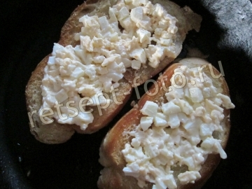 Горячие бутерброды с яйцом, сыром и орехами