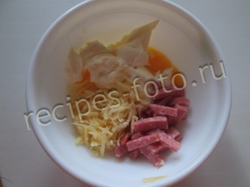 Горячие бутерброды с колбасой и сыром на сковороде
