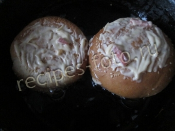 Горячие бутерброды с колбасой и сыром на сковороде