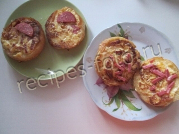 Горячие бутерброды с колбасой и сыром на сковороде