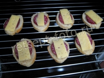 Горячие бутерброды с колбасой и сыром в духовке