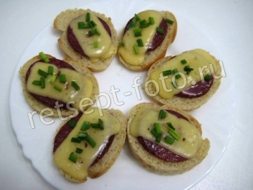 Горячие бутерброды с колбасой и сыром в духовке